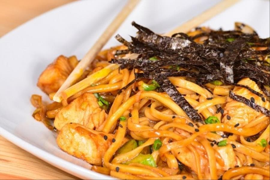 YAKI UDON CON POLLO