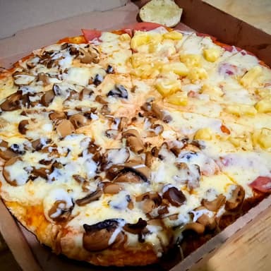 1/2 Hawaiana y 1/2 Jamon Champiñones Extra Queso🍕