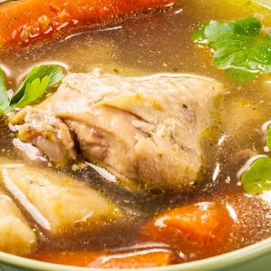CALDO DE POLLO CON VERDURAS