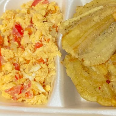 Patacones con huevo perico