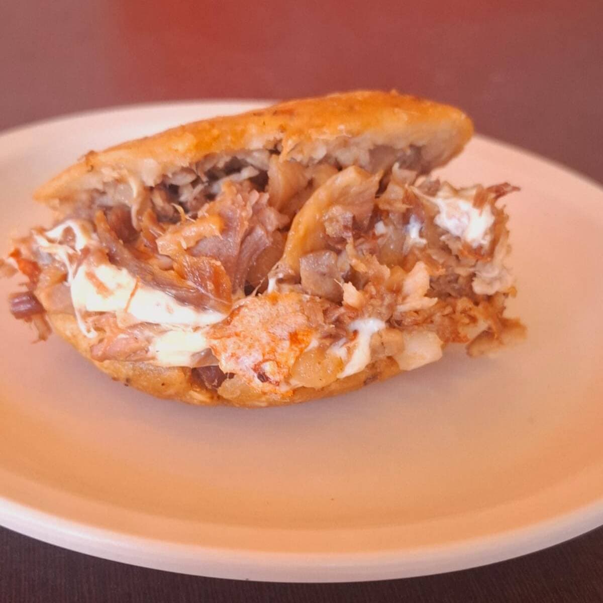 Gordita Rellena de Carnitas