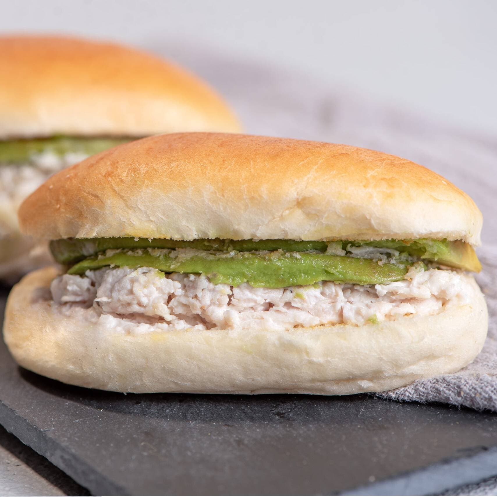 Pan con Palta y Pollo Deshilchado
