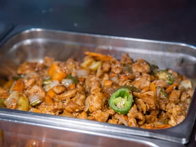 Pollo con Chilli Jalapeño + 2 Rollitos