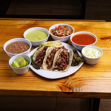 3 Tacos Asada y Agua Jamaica