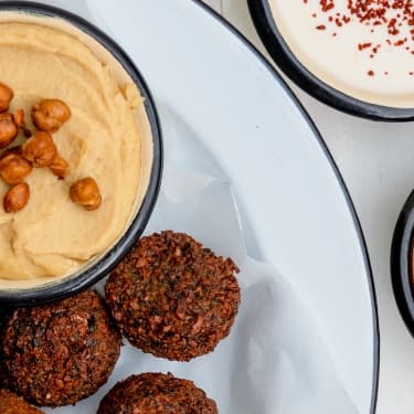 Falafel con Hummus.-