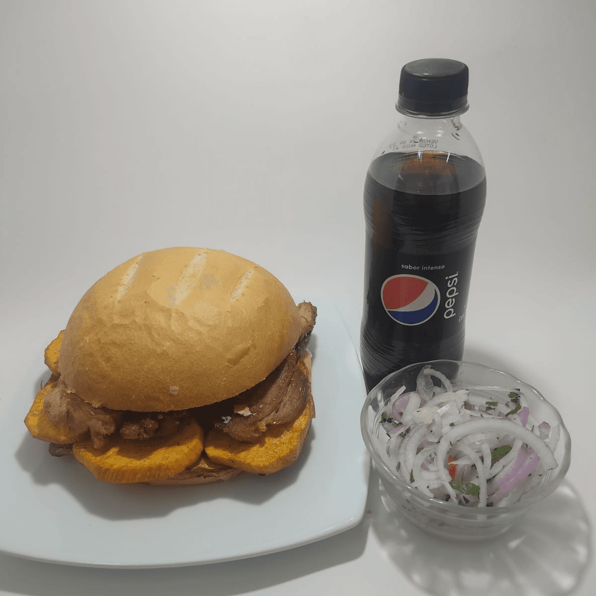 PAN CON CHICHARRON + PEPSI