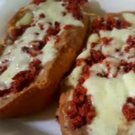 MOLLETES CON CHORIZO