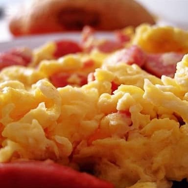 Huevos revueltos con salchicha
