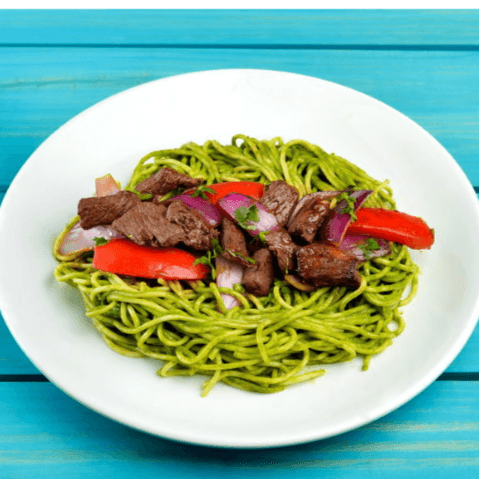 Tallarines Verdes con Lomo Saltado