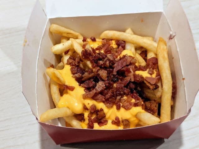 Papas con cheddar y tocino