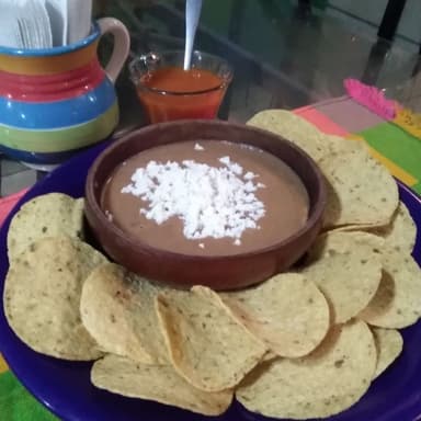 Frijoles con totopos