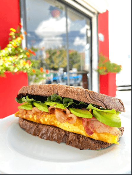 Sandwich HAT (huevo, aguacate y tocino)