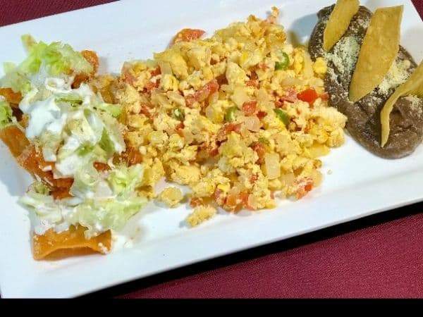HUEVOS A LA MEXICANA + BEBIDA