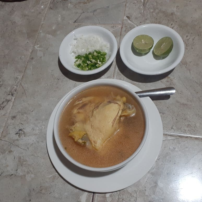 Caldo de Pollo con Muslo