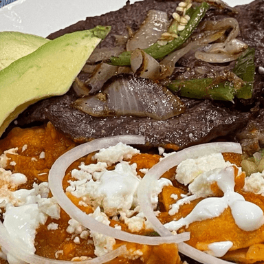 Chilaquiles Rojos con Guiso a elegir