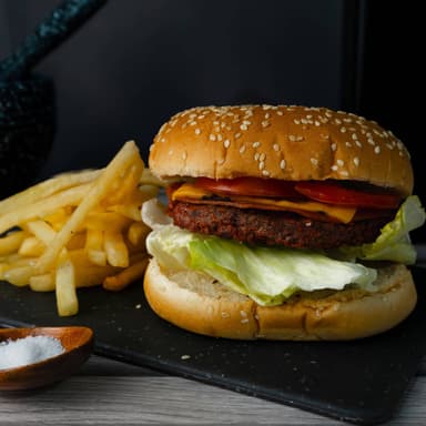 Hamburguesa Carne Tradicional y Porción de Papas