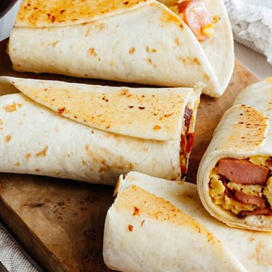2 Mini Burritos de Salchicha C/queso + 1/2 de Agua