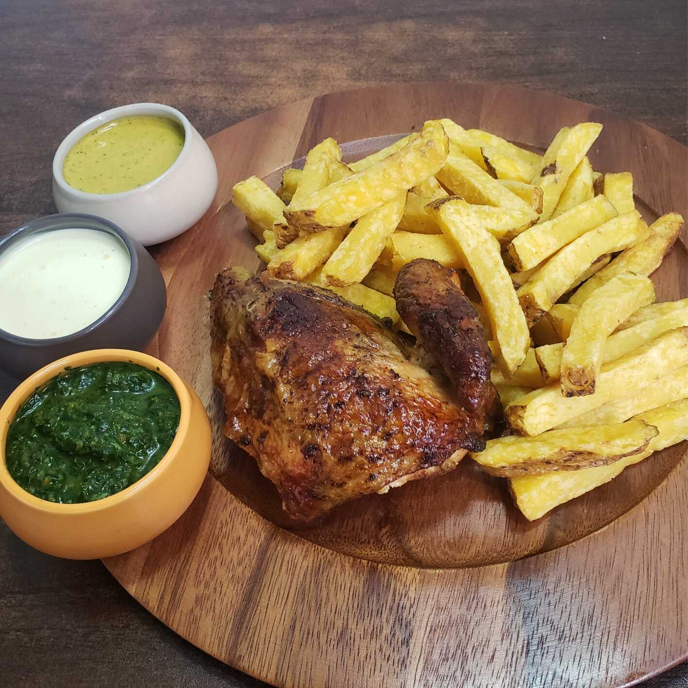 PM: 1/4 Pollo a la brasa + papas + cremas