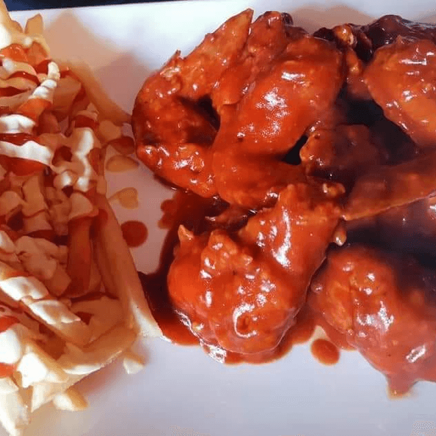 Chicken Box + Salsa + Papas