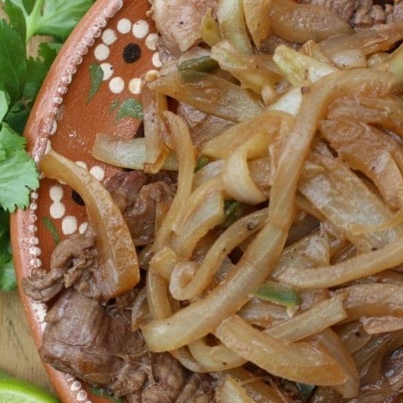 BISTEC ENCEBOLLADO  + POSTRE SORPRESA