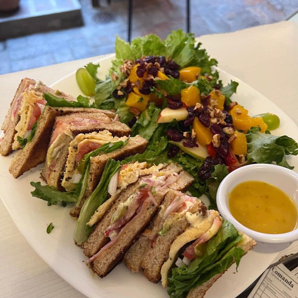 Club Sándwich con Ensalada