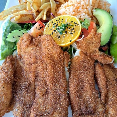 Filete de pescado + agua de cortesía