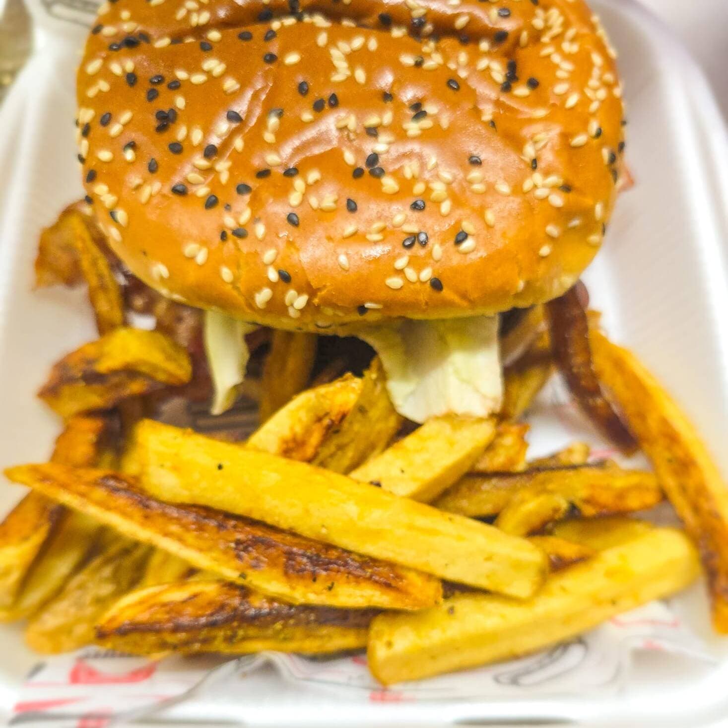 Hamburguesa De Pollo Con Papas Chicas