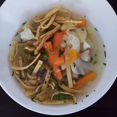 Sopa de pollo con verduras y fideos.12 Oz.