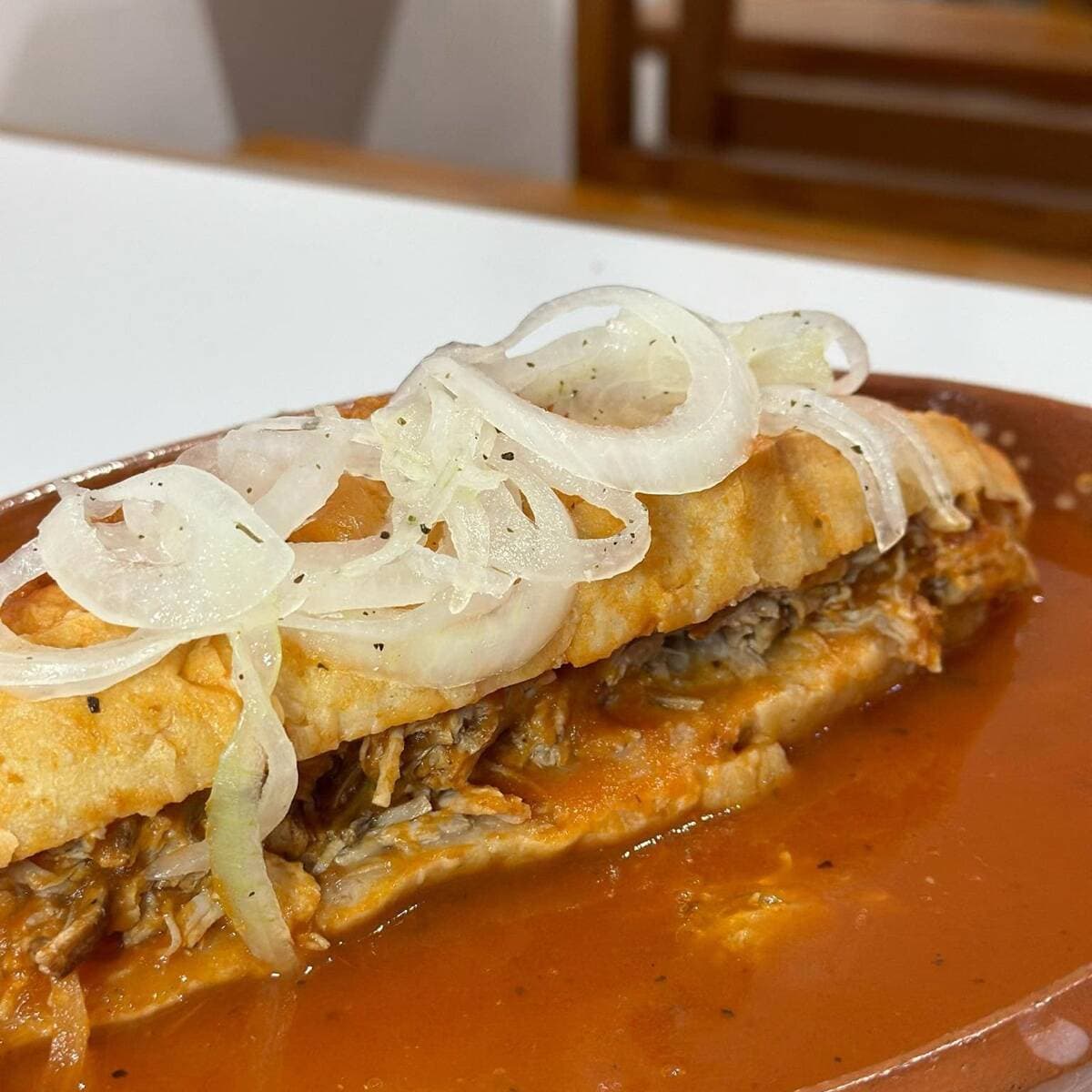 Torta ahogada de carnitas