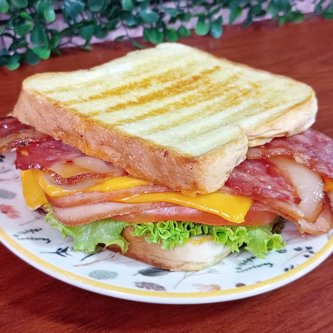 Sándwich Doble con Doble Tocineta