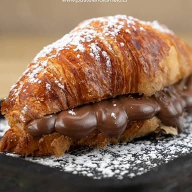 Croissant Relleno de NUTELLA y Azúcar Glass