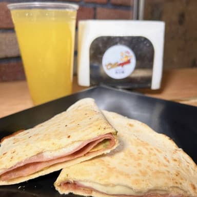 QUESADILLA XTRA CHONCHA JAMON O SALCHICHA ROJA + 1 AGUA DEL DIA