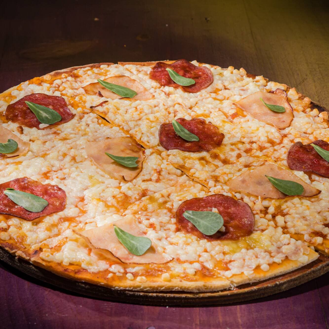 Pizza de Jamón y Salami