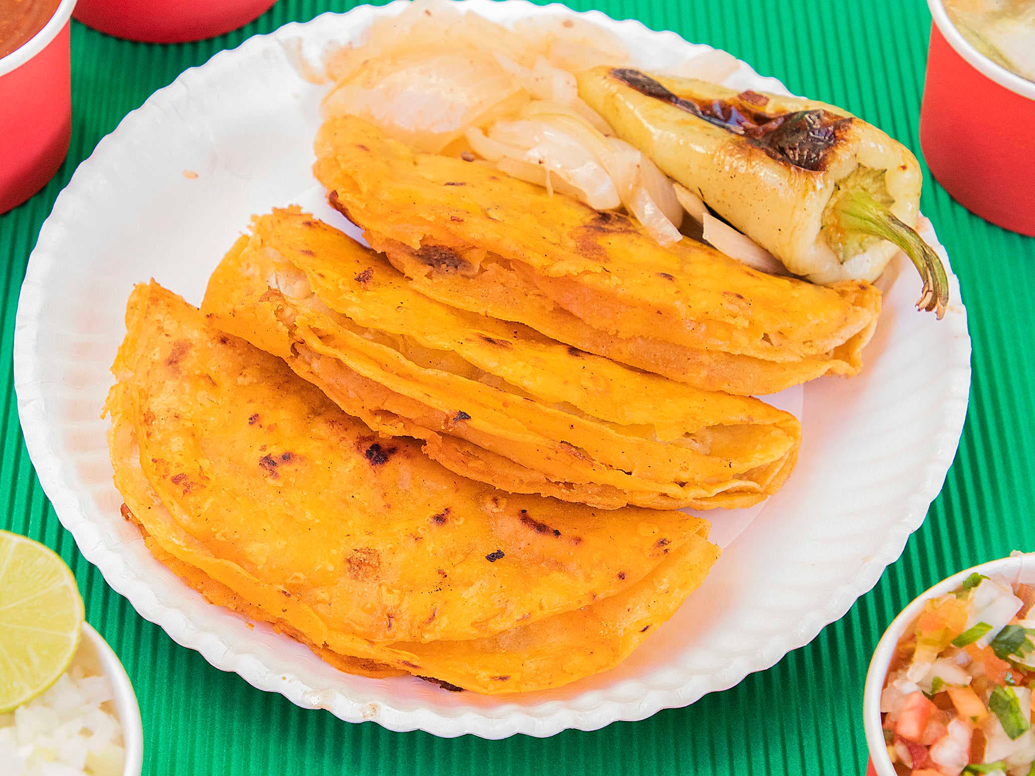 Taco Dorado de Barbacoa