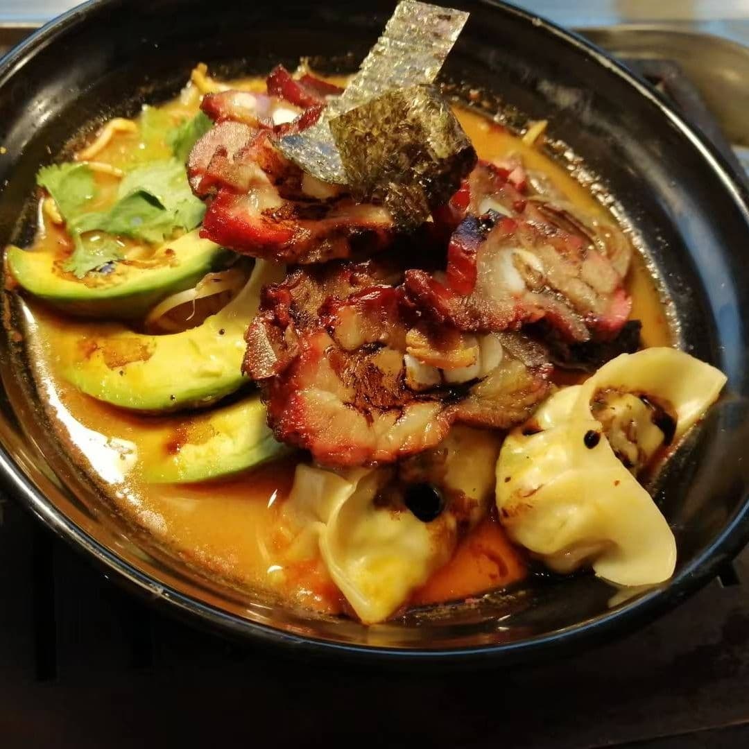 Ramen de costilla picante y dumplings