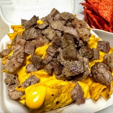 NACHOS CON CARNE ASADA