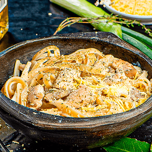 Pasta Alfredo con Pollo + Bebida