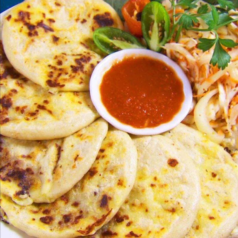 Pupusa de Queso y Chicharrón + Refresco Natural