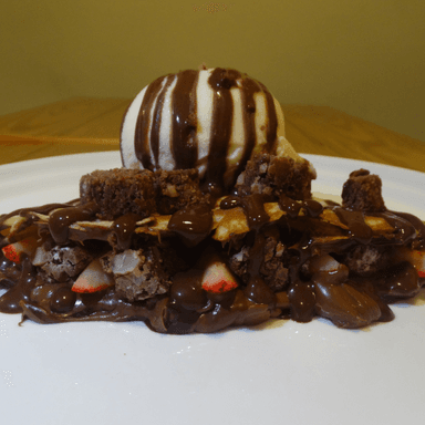 Crepe con Brownie, Fresas y Helado