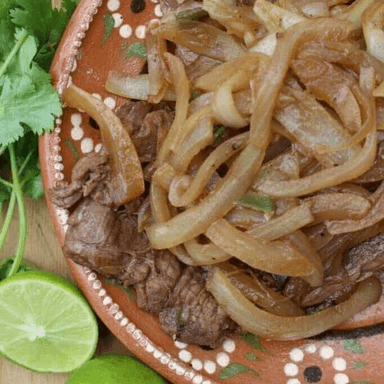 Bistec con Cebollas a la Plancha