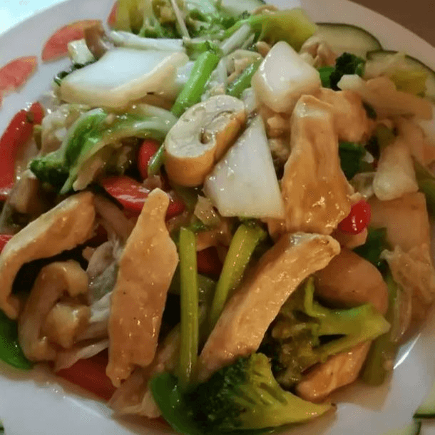 Tallarín Saltado con Pollo en Trozos y Verduras