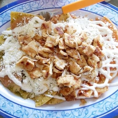Chilaquiles Rojos con Milanesa de Pollo