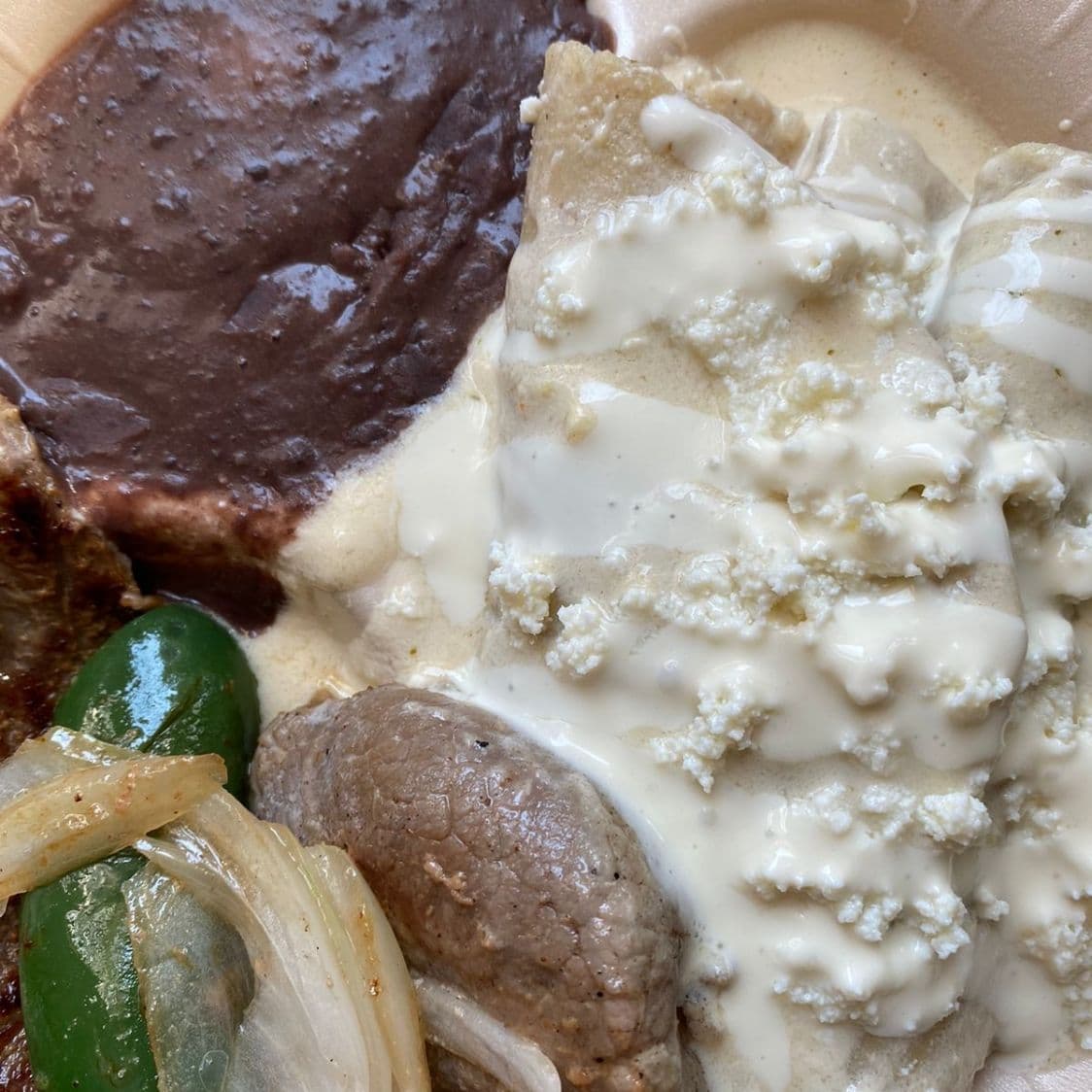 Orden de 4 Encremadas Queso con Bistec y Frijol