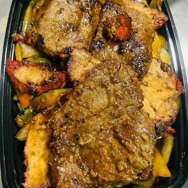 Carne de Res y Lechón con Verduras en Salsa