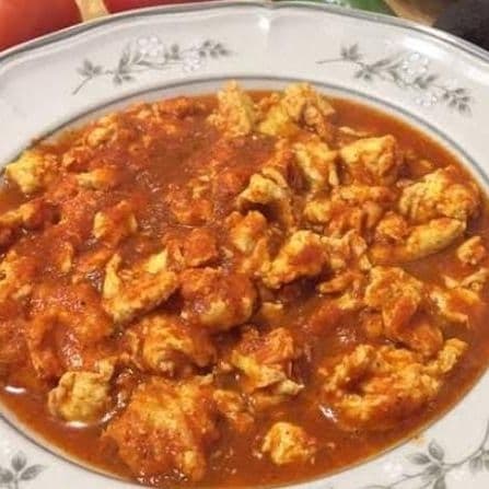 Huevos en Salsa Roja