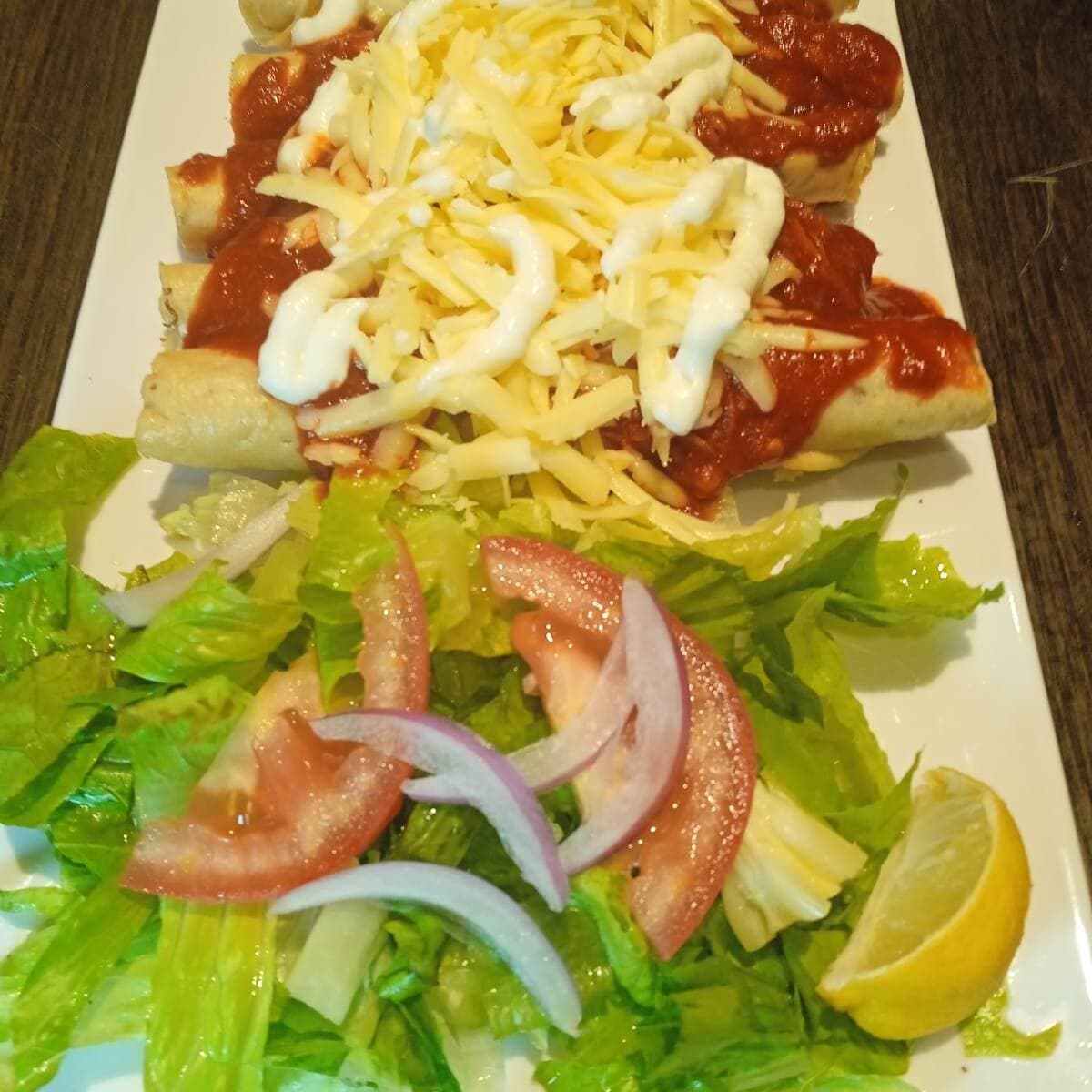 TACOS EN SALSA DE CHIPLOTE