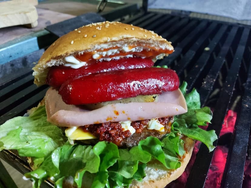 Mega Burger, burger & wings