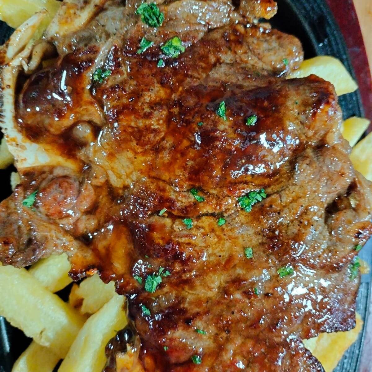 Churrasco con Papas Fritas y Arroz