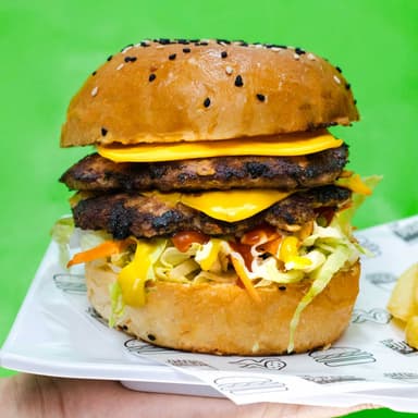 Hamburguesa Clásica + Papas + Agua del Día