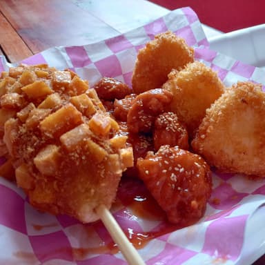 Banderilla, Onigiris y Pollo Dakgangjeong